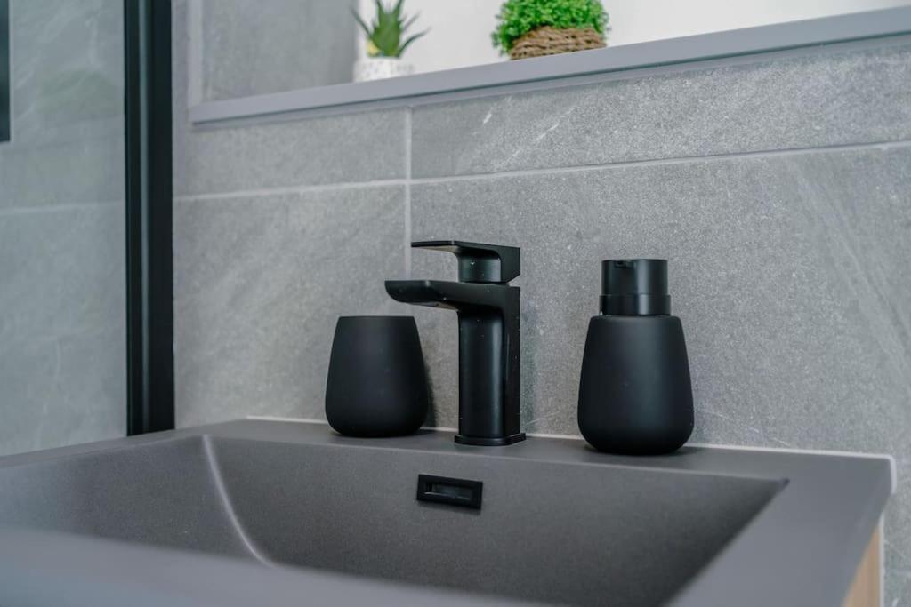Stunning 2-Bed Premium Apartment - Free Wi-Fi Preston  Esterno foto